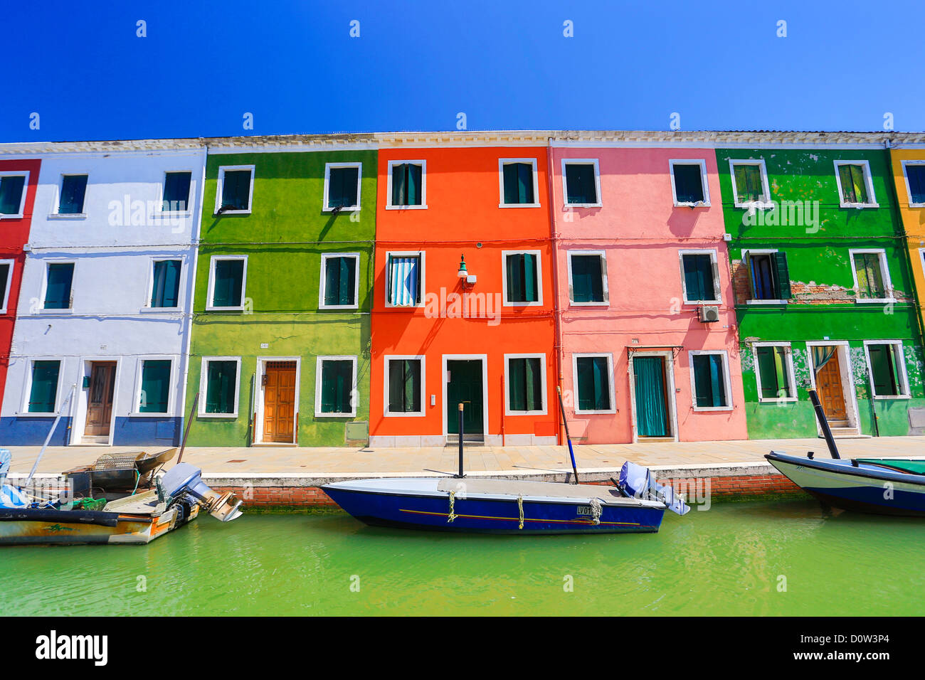 Italia, en Europa, los viajes, la arquitectura de Venecia, Burano, barcos, canal, coloridos, colores, turismo, casas Foto de stock