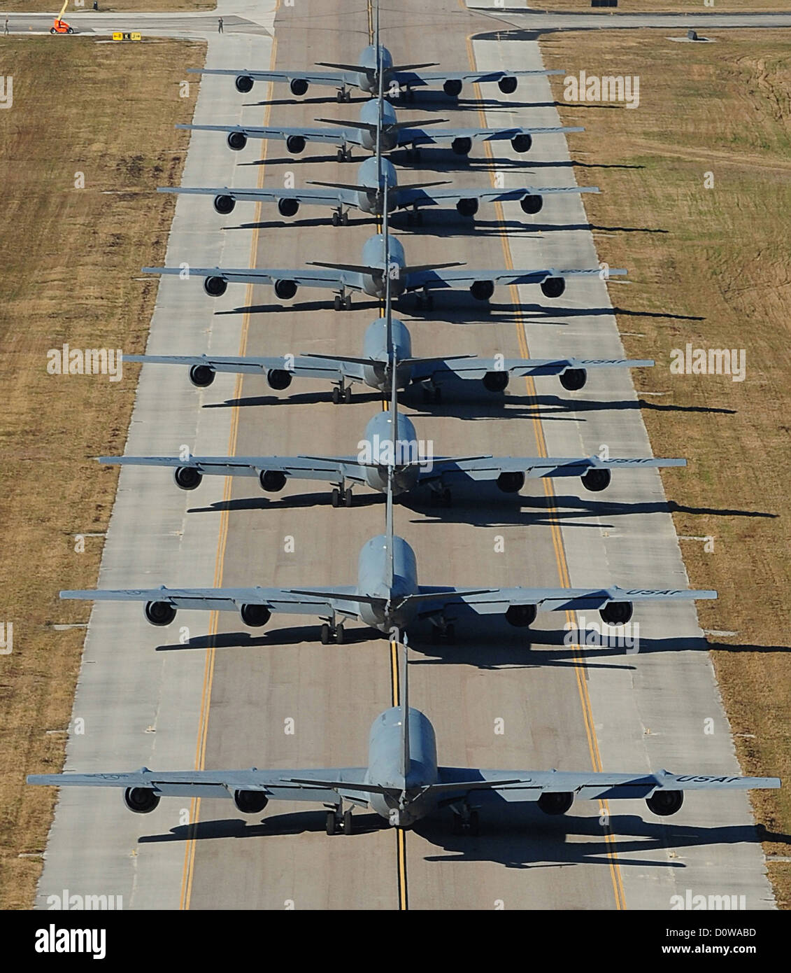 La Fuerza Aérea de EE.UU. KC-135 Stratotankers prepararse para lanzar como parte de un elefante andando el 20 de enero de 2012 en Tampa, Florida. Un paseo del elefante es un histórico de la Fuerza Aérea exclusiva, término que describe la nariz-a-cola, un solo archivo de movimientos de taxi de la aeronave sinónimo con la nariz-a-tail rastro de maderaje elefantes. Foto de stock