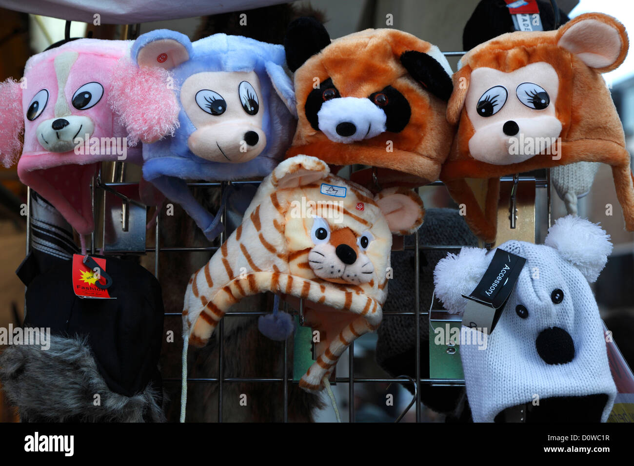 Cara de animales divertidos sombreros de calado en el mercado Foto de stock