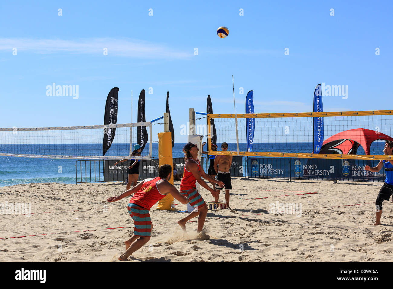 Mens equipo juega voleibol de playa en Surfers Paradise, en el primer día de una mañana de verano Foto de stock