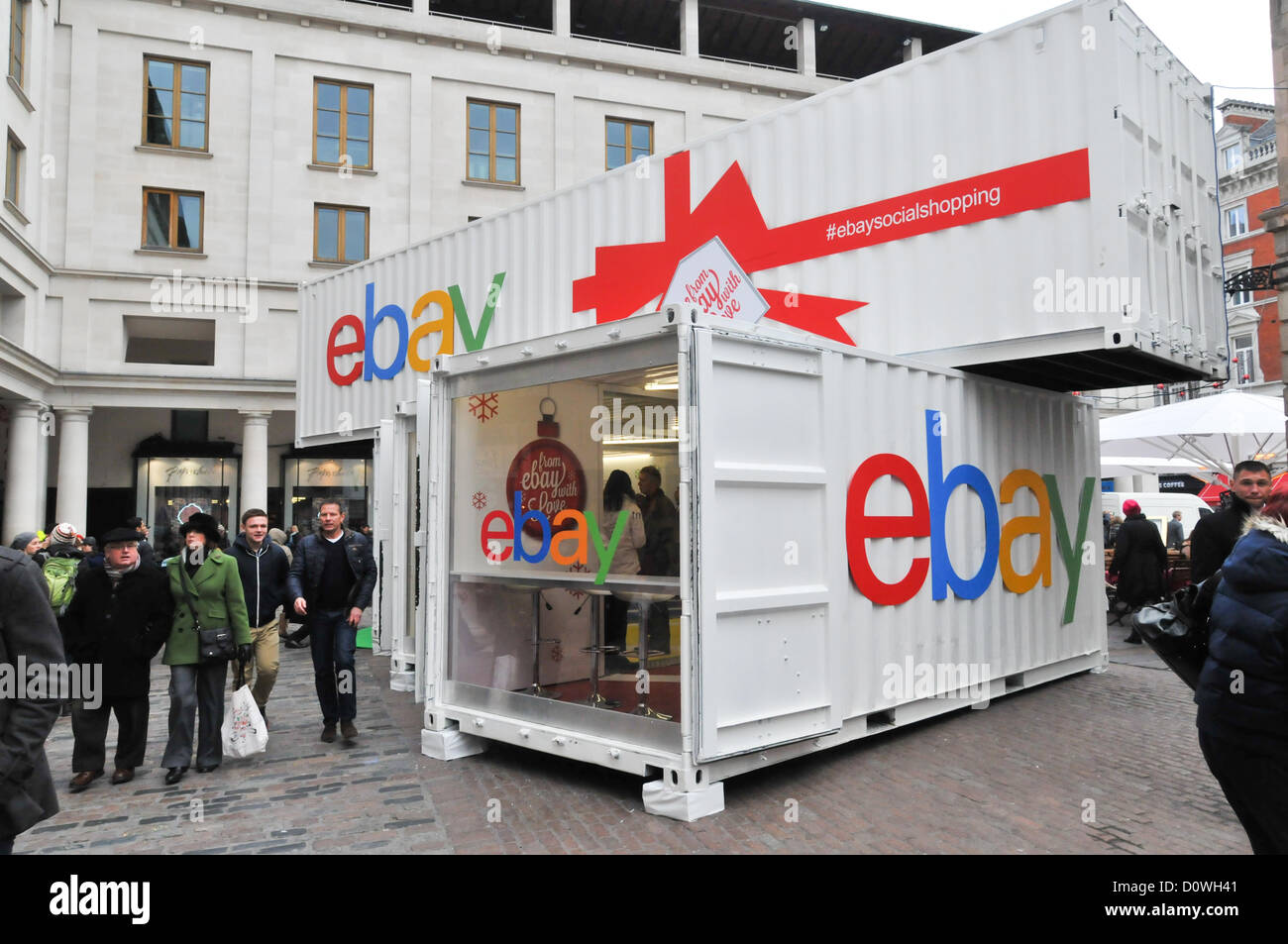 Covent Garden, Londres, Reino Unido. 1 de diciembre de 2012. El eBay social  shopping stand en Covent Garden. EBay abre el Reino Unido del primer  interactivo, socialmente powered experiencia de compras de