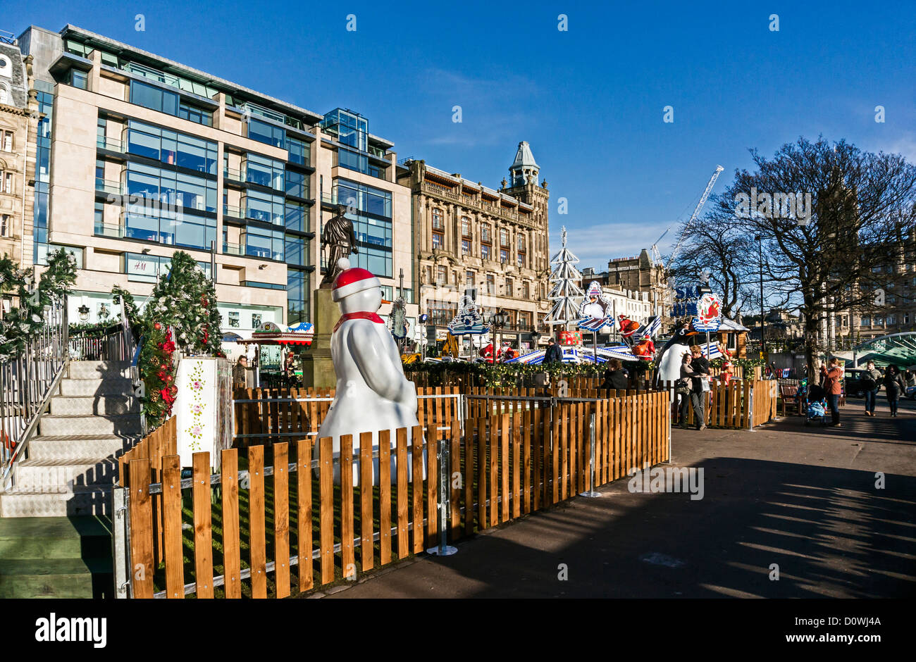 Vista del "Highland Village' Entertainment previo a las Navidades en los jardines de Princes Street East en Edimburgo Foto de stock