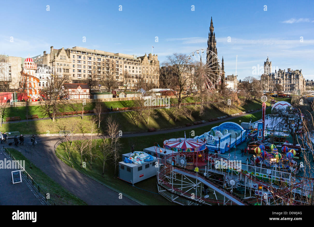 Vistas a los jardines de Princes Street East en Edimburgo, Escocia, con entretenimiento de Navidad arriba y abajo Foto de stock