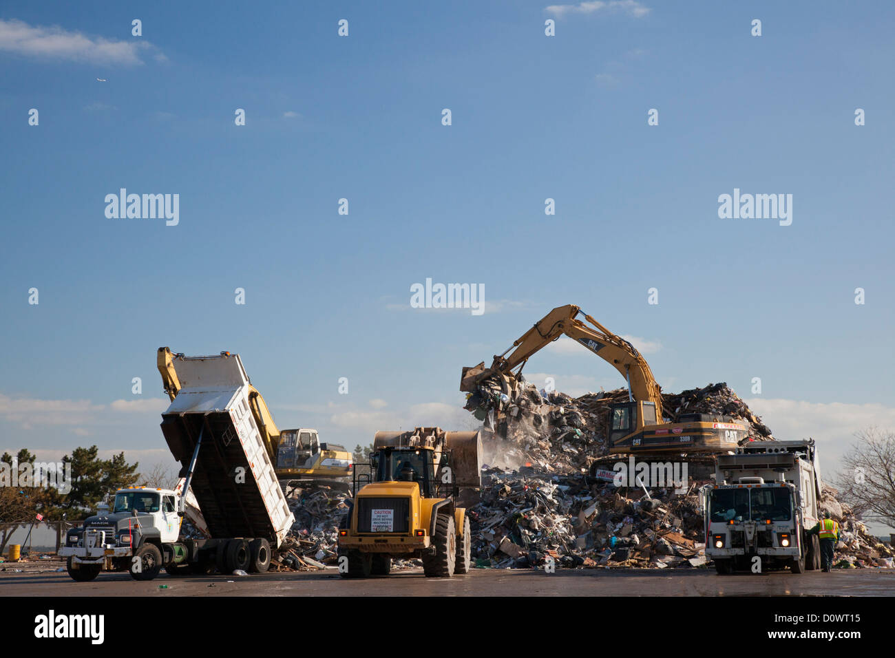 Nueva York, Nueva York - Trabajadores montón restos del huracán en un parking de arena junto a la playa, en la isla de Staten. Foto de stock