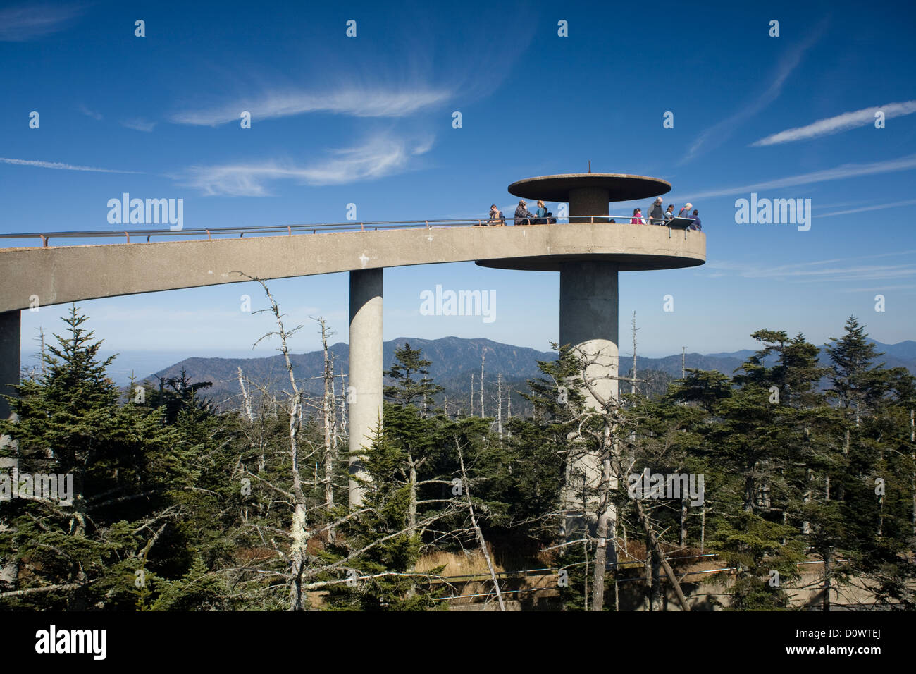 Torre de Observación de Clingmans Dome a lo largo de los Apalaches en la frontera con Tennessee de Carolina del Norte en el Great Smoky Mountains. Foto de stock