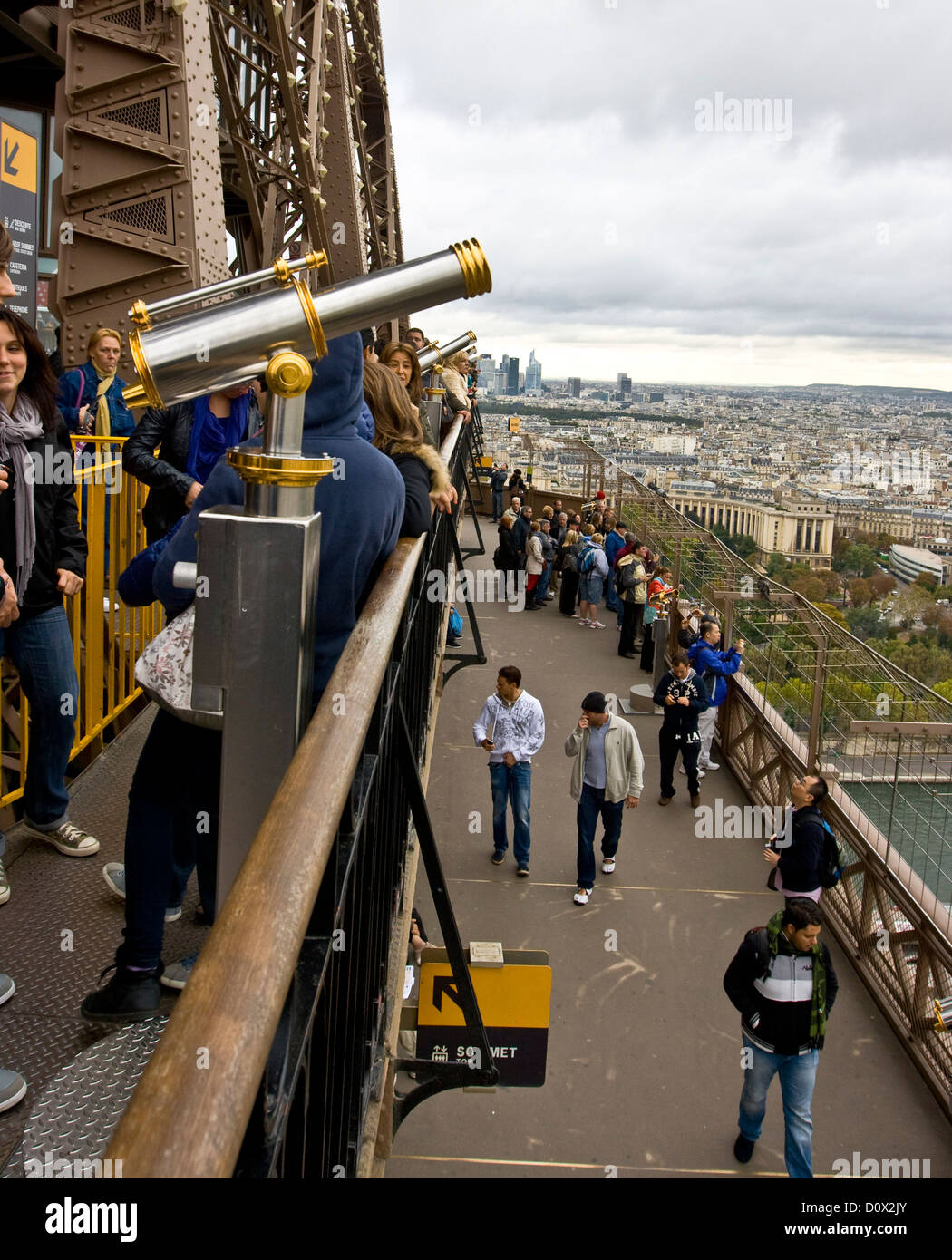 Torre Eiffel plataforma de observación con el telescopio de visualización y turistas París Francia Europa Foto de stock
