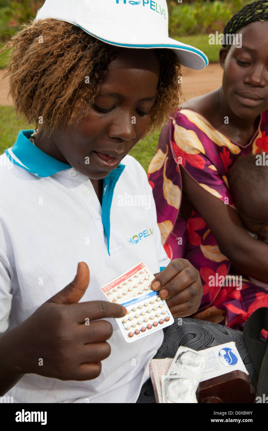 Un trabajador comunitario de salud analiza la planificación de la familia y anticoncepción con una familia de Bussi Isla, Uganda, África Oriental. Foto de stock