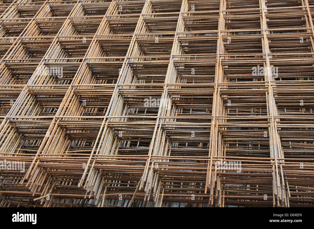 Malla de hierro de fundición de concreto en el sitio de construcción 3  Fotografía de stock - Alamy