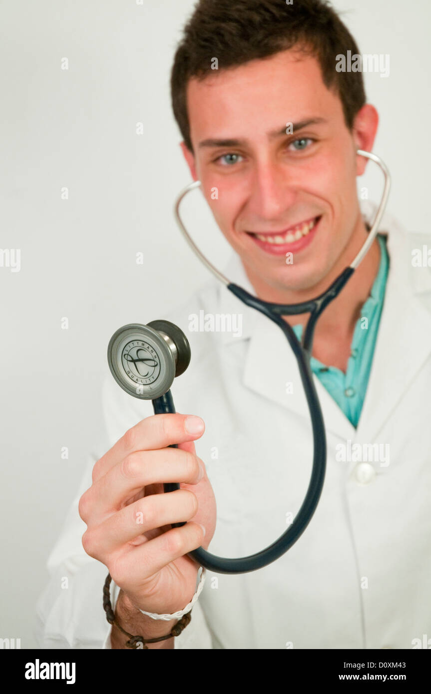 Retrato de joven médico sosteniendo un estetoscopio. Foto de stock