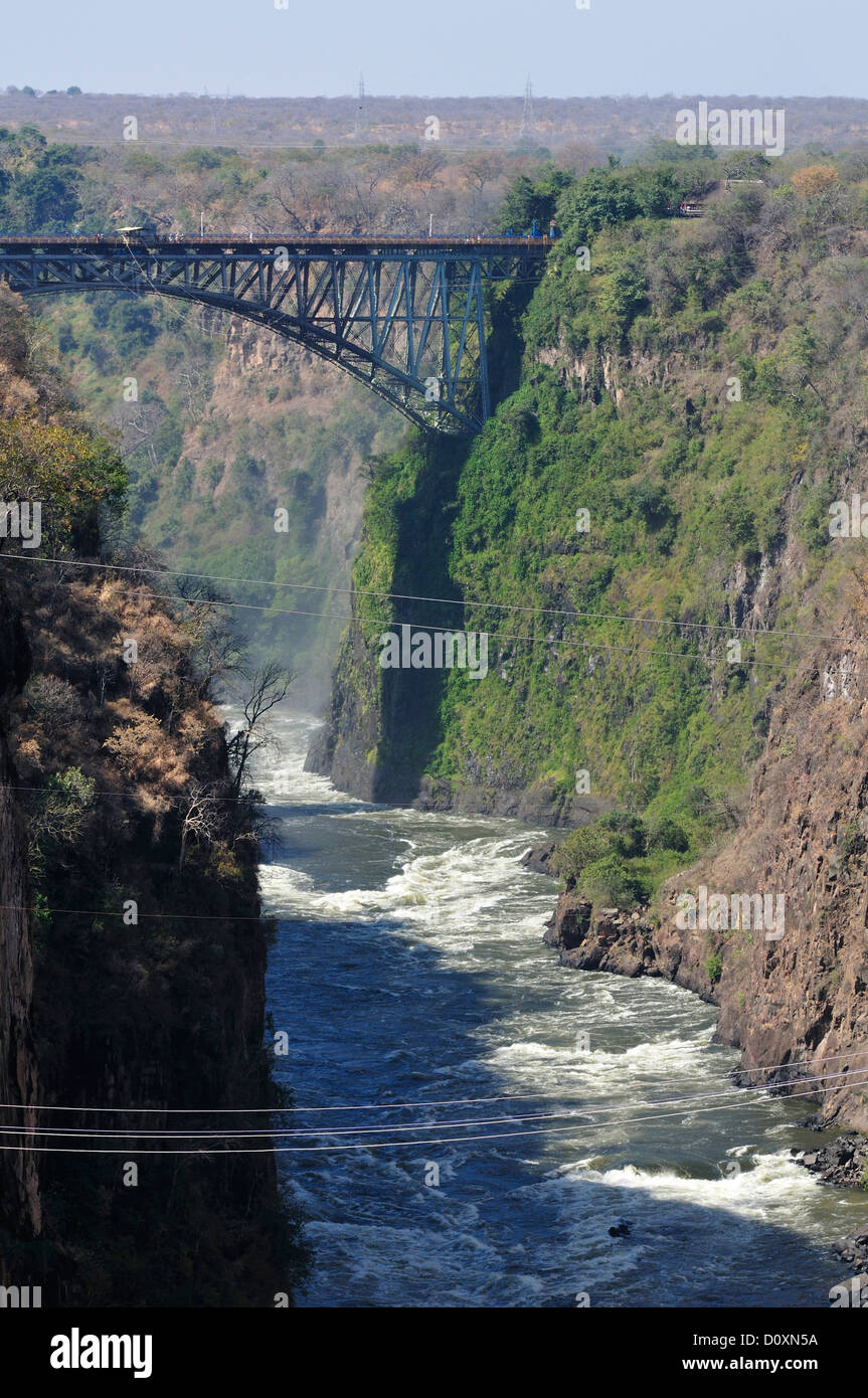 África, Zimbabwe, el río Zambezi, en el sur de África, las Cataratas Victoria, puente, frontera, cañón, gorge Foto de stock