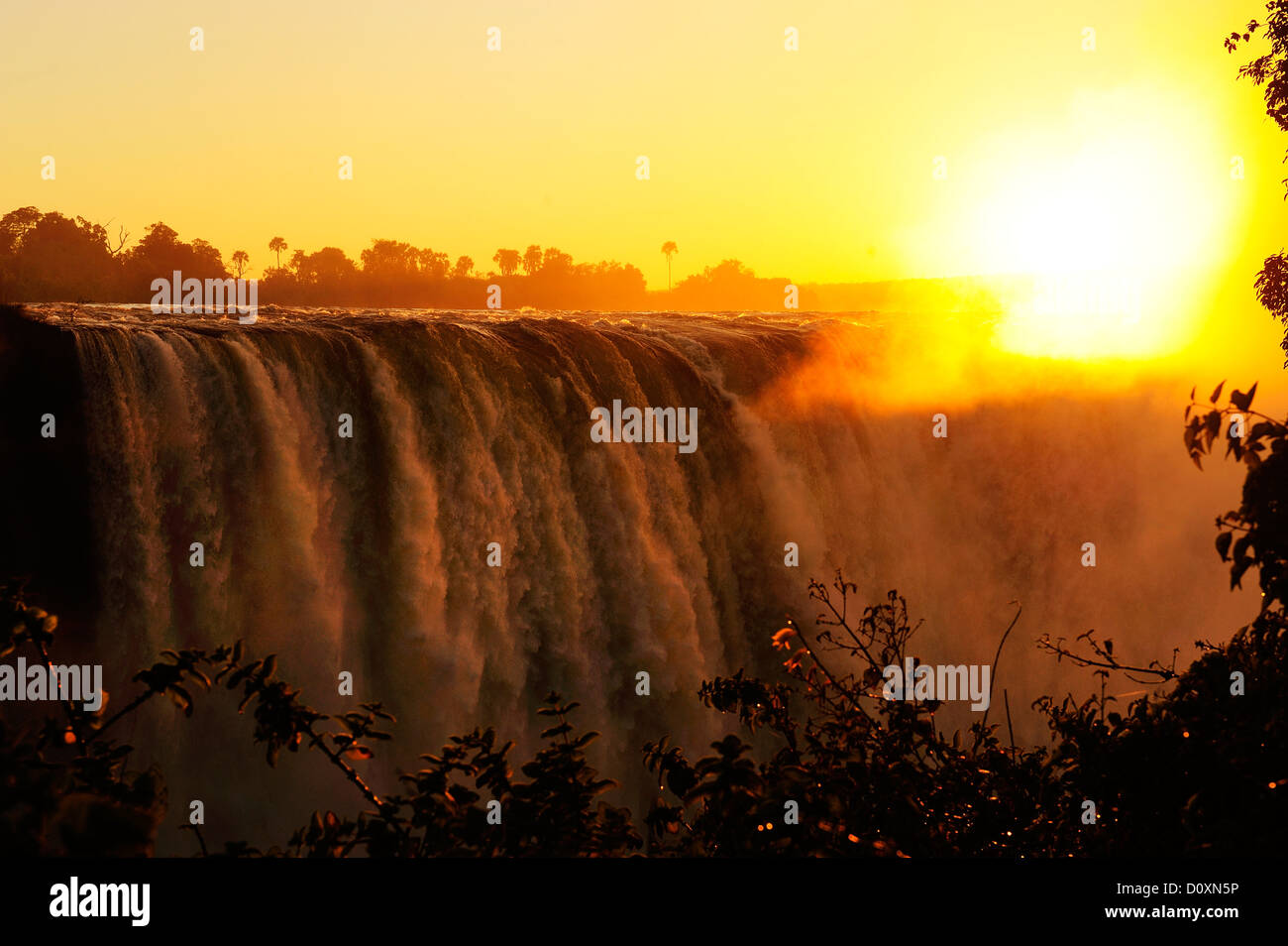 África, Zimbabwe, el río Zambezi, en el sur de África, las Cataratas Victoria, cascada de agua, cañón, Gorge, sol, atardecer Foto de stock