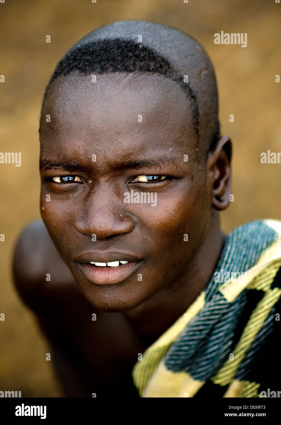 retrato-de-un-hombre-de-la-tribu-bodi-con-la-cabeza-rapada-hana-mursi-etiopia-d0xrt3.jpg