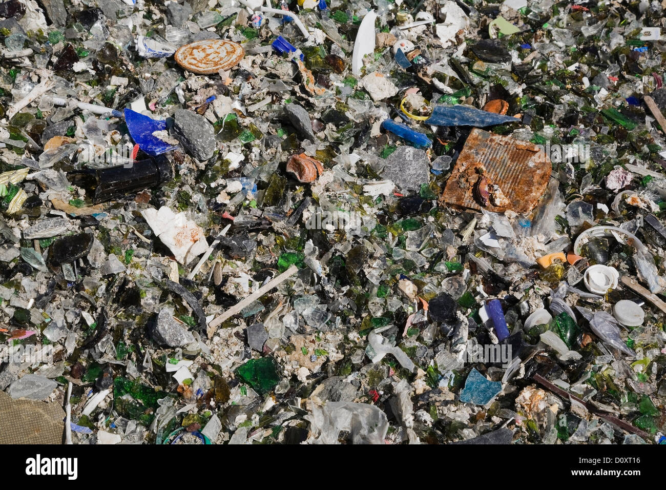 Vidrios rotos y otros desechos en el sitio de gestión de residuos Fotografía de stock - Alamy
