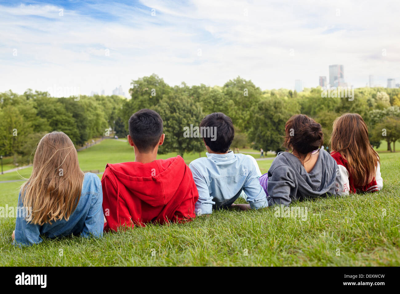 Los adolescentes colgando en un parque Foto de stock