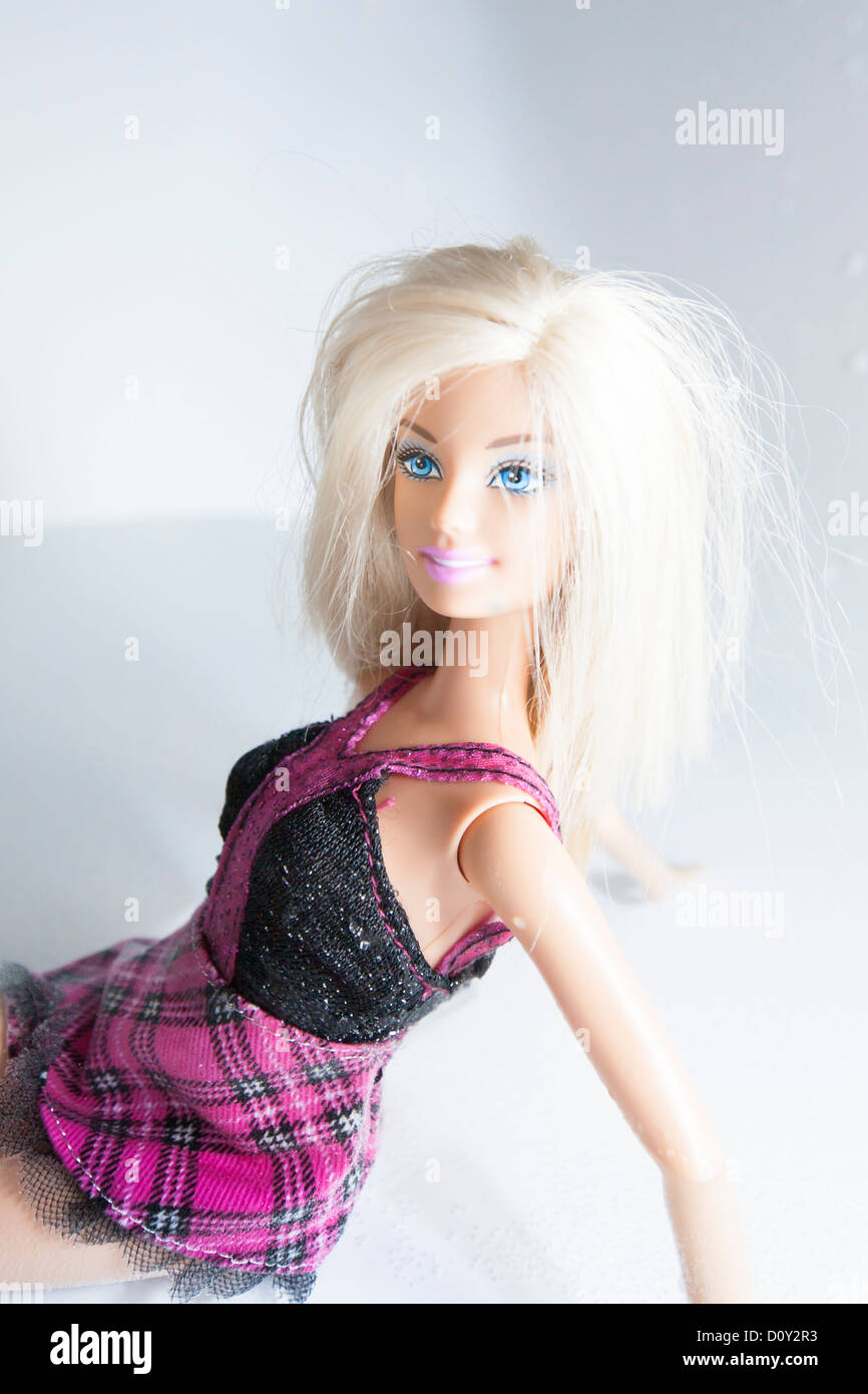 Muñeca barbie sentada fotografías e imágenes de alta resolución - Alamy