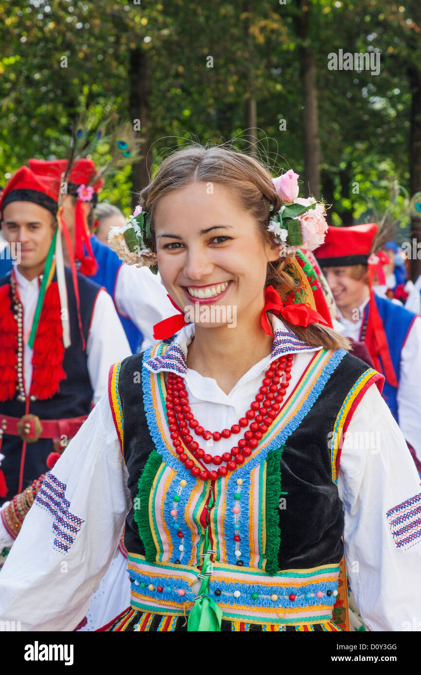 Notorio vistazo seré fuerte Polonia, Niña en traje nacional polaca tradicional Fotografía de stock - Alamy Notorio vistazo seré fuerte Polonia, Niña en traje nacional polaca tradicional Fotografía de stock - Alamy