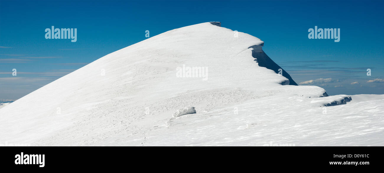 Montaña nevada Foto de stock