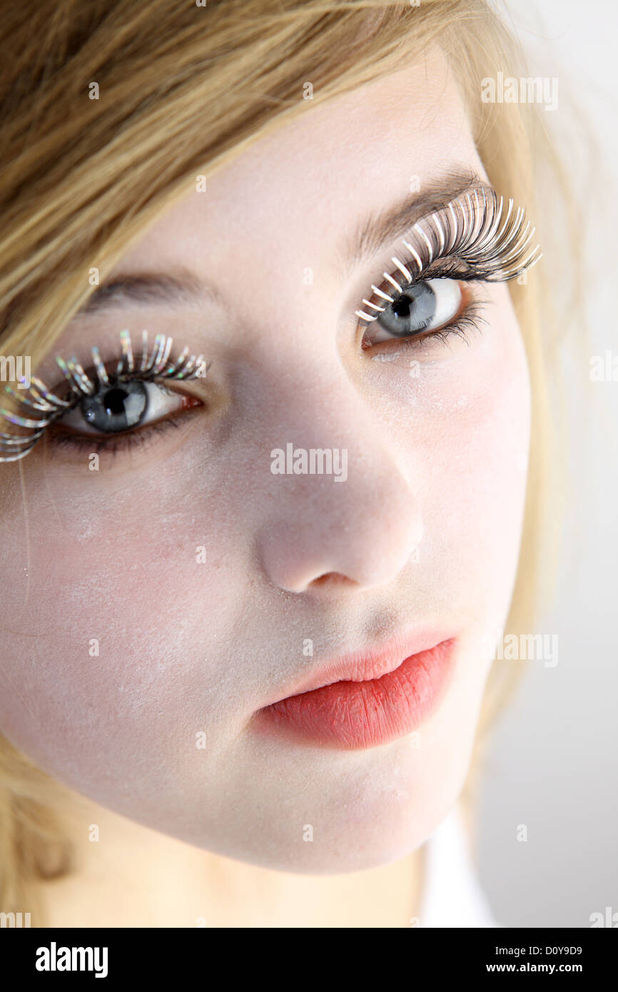 Berlín, Alemania, la chica rubia con pestañas postizas en vertical  Fotografía de stock - Alamy