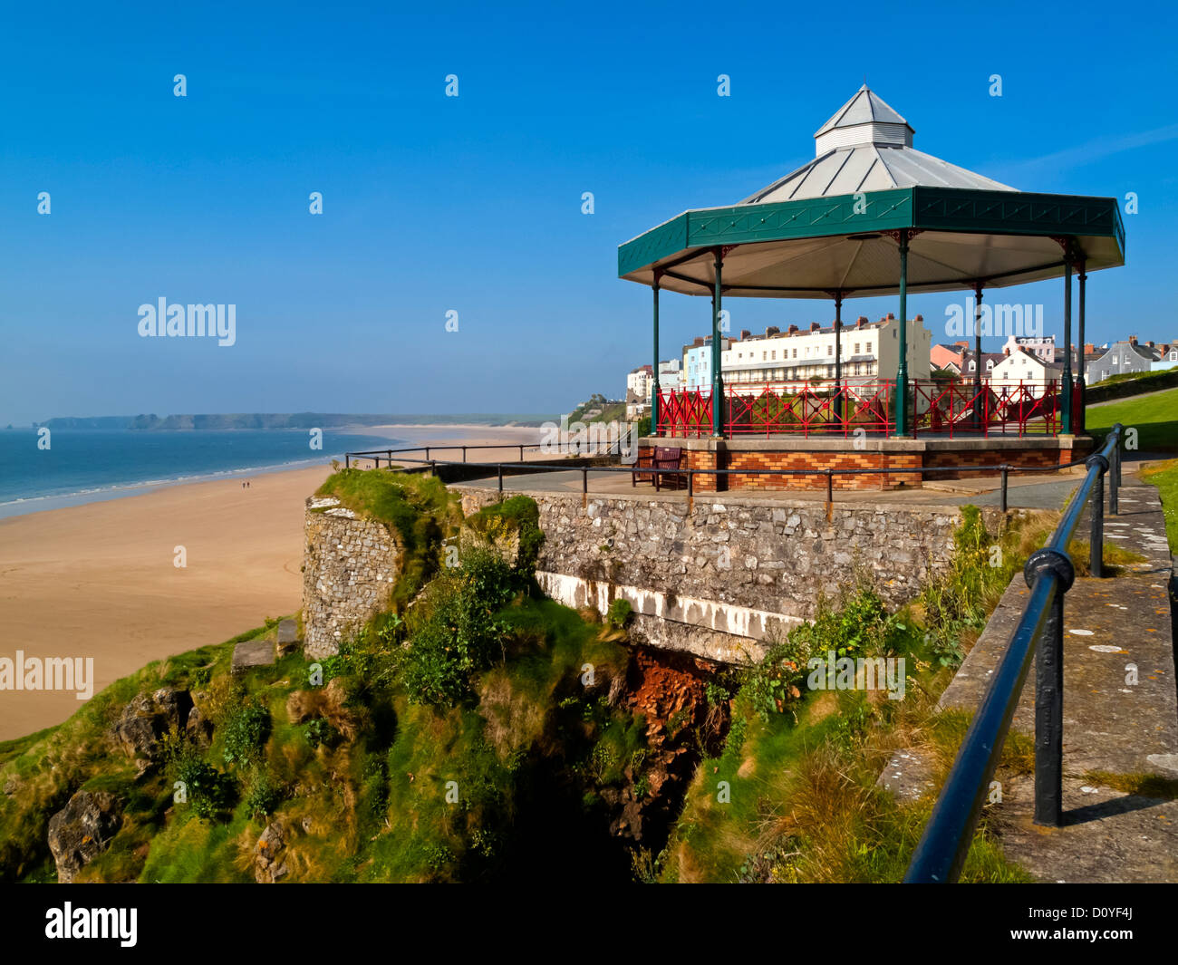 El quiosco en el paseo marítimo por encima de la playa, en el casco antiguo de la ciudad, a) Tenby un balneario en el sur de Gales pembrokeshire UK Foto de stock