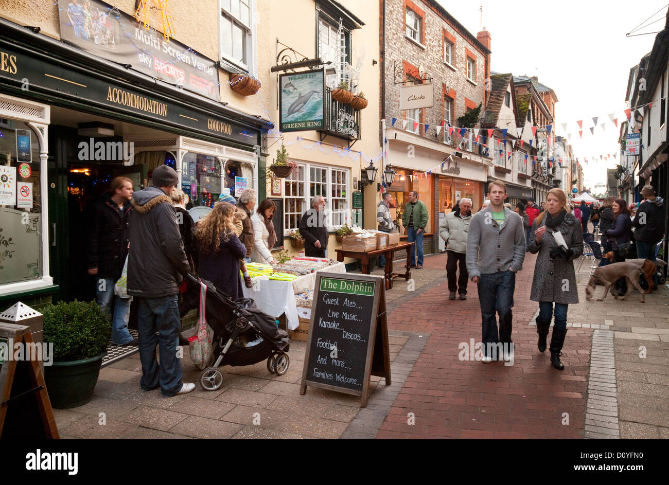 Una escena callejera en el centro de la ciudad inglesa , St Marys pasaje, Wallingford, Oxfordshire, Inglaterra Foto de stock