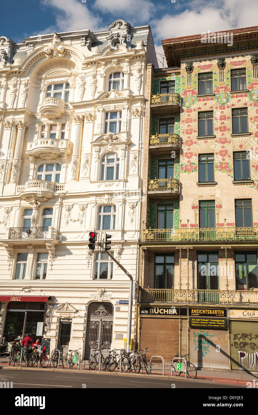 Profusamente decorado fachadas en Viena, inclusive a la secesión, arquitecto Otto Wager la casa de mayólica de la derecha. Foto de stock