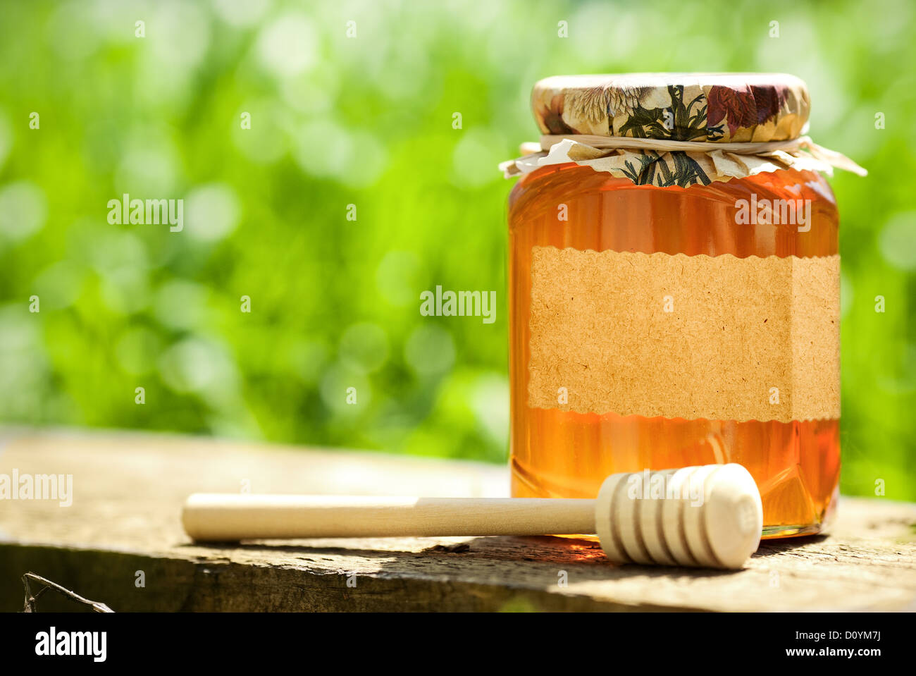 Miel de flores en un tarro de vidrio Foto de stock