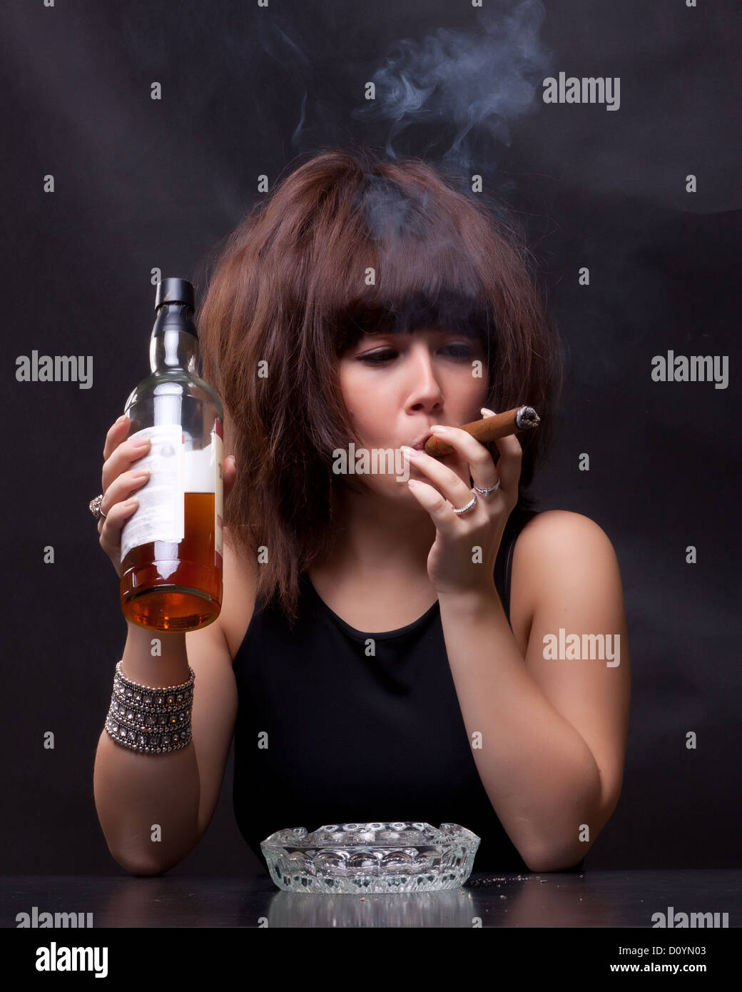 Mujer Bebe Alcohol Y Fuma Un Cigarro Fotografia De Stock Alamy