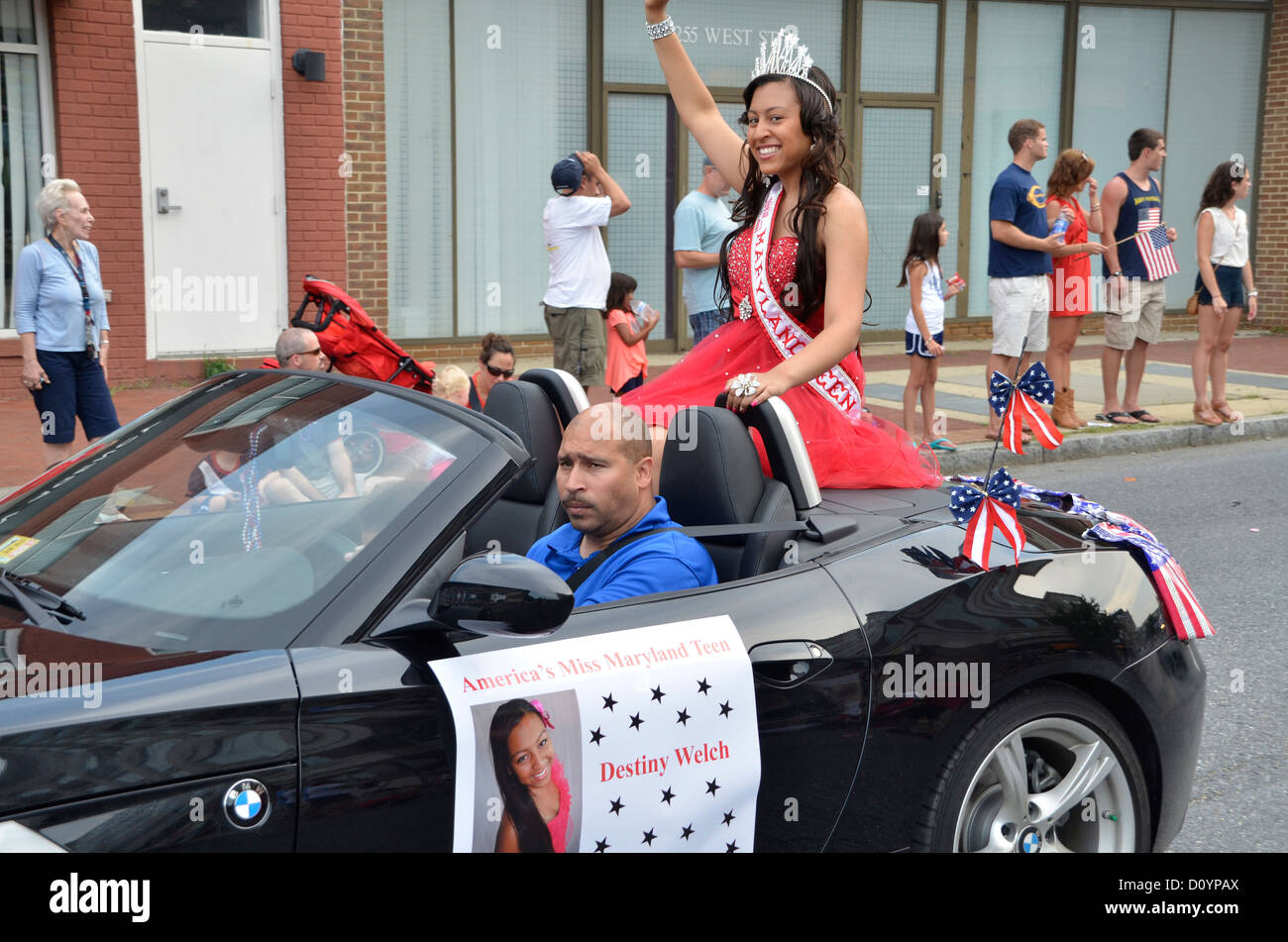 Miss Maryland destino cabalga en un descapotable saludando a la gente en el desfile de julio4 en Annapolis, MD Foto de stock