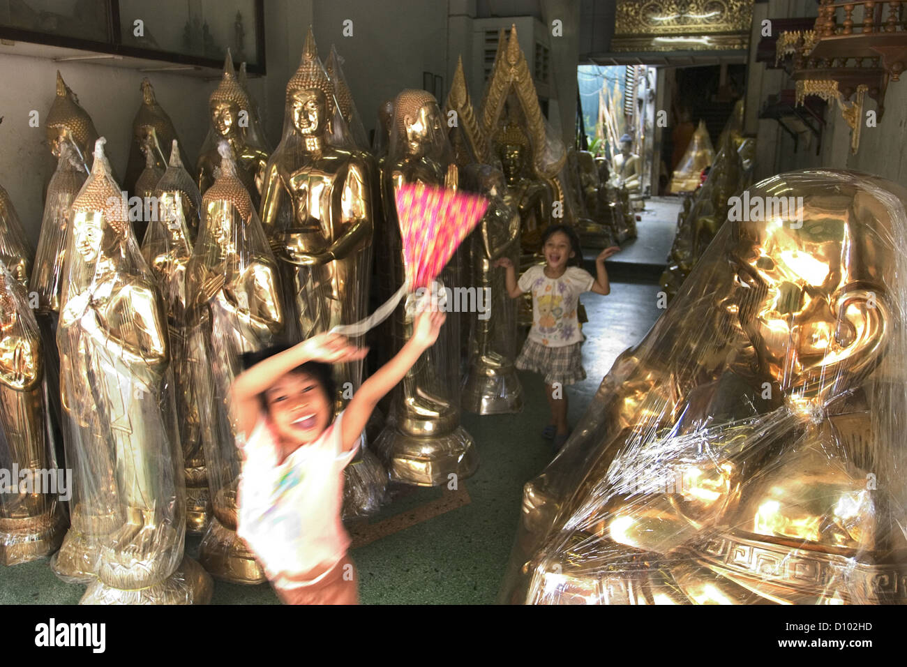 En el frente de una tienda en Bangkok el suministro de estatuas de Buda. Foto de stock