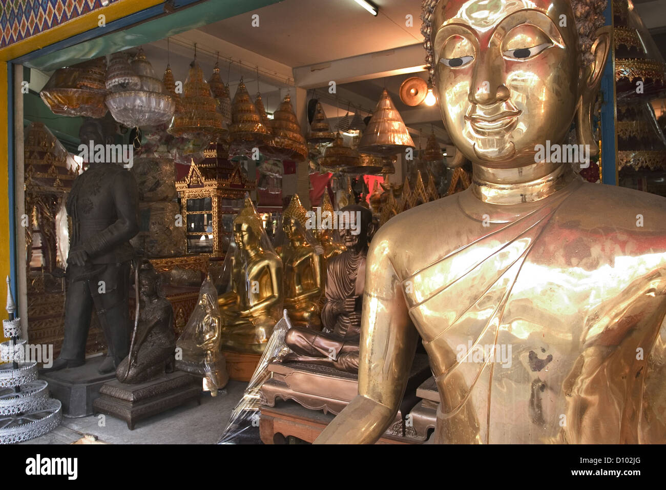 En el frente de una tienda en Bangkok el suministro de estatuas de Buda. Foto de stock
