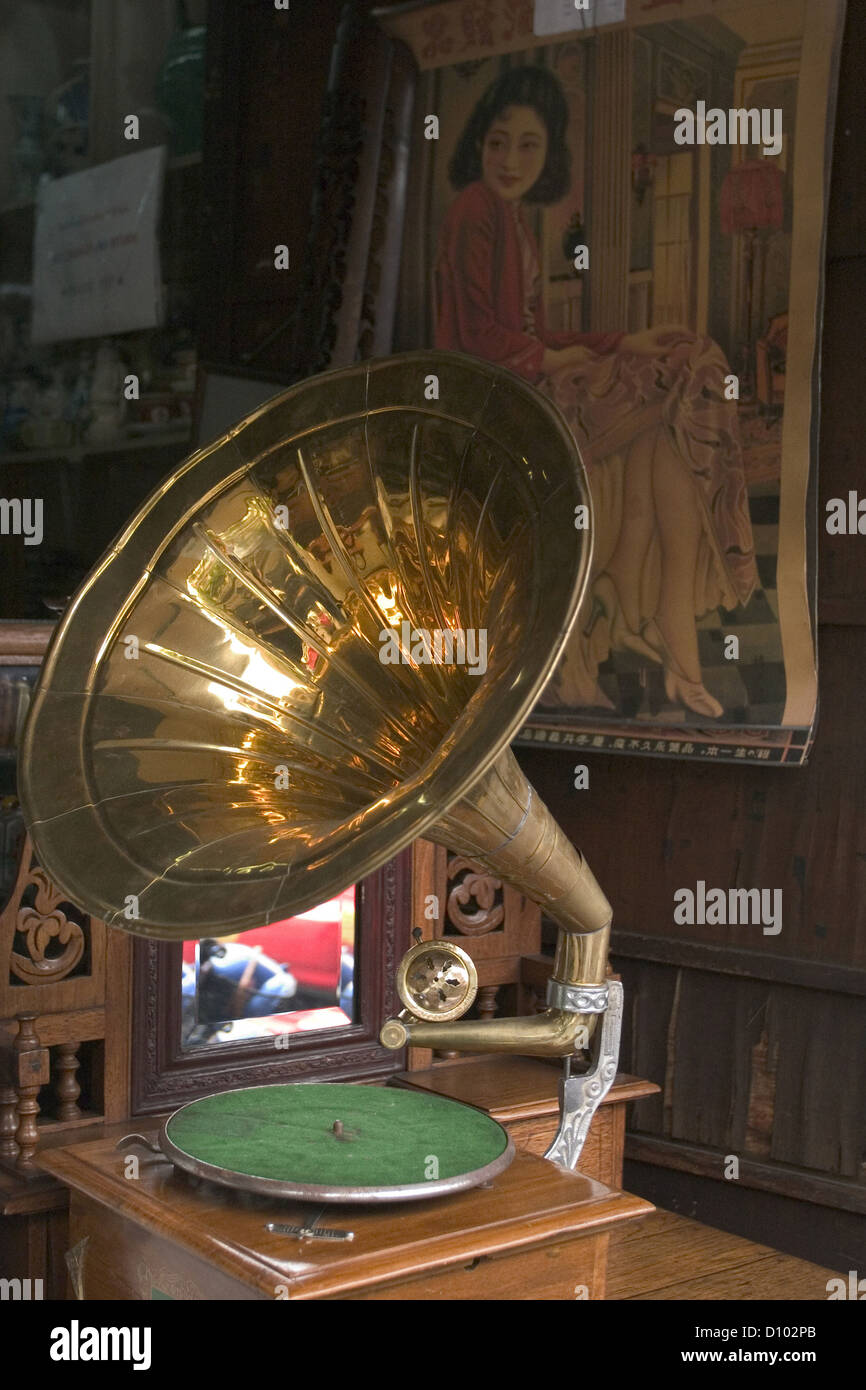 Un gramófono al frente de una tienda de discos en Bangkok. Foto de stock