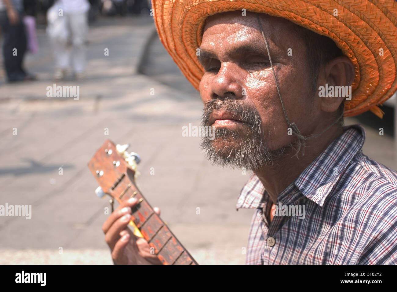Un músico de la calle ciega en Bangkok. Foto de stock
