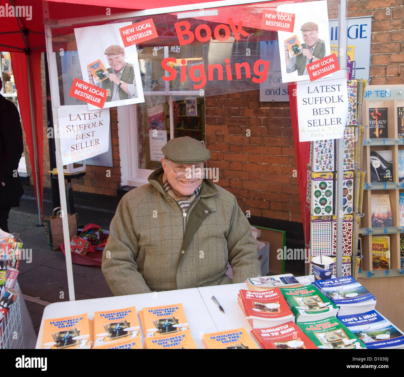 Charlie Haylock autor local firma de libros en Navidad feria de la calle Woodbridge, Suffolk, Inglaterra Foto de stock