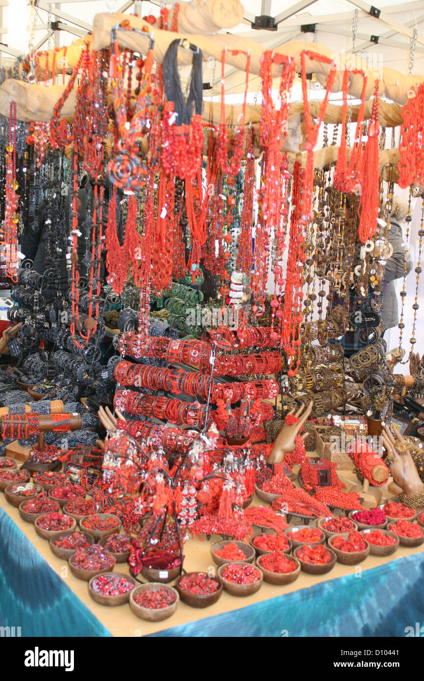 Collares y pulseras rojas de todo tipo para la venta en un puesto en el mercado Foto de stock