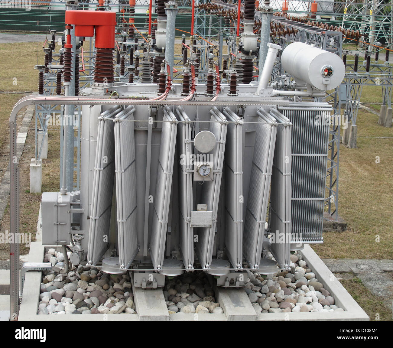 Transformador de electricidad de alta tensión en media y baja tensión  Fotografía de stock - Alamy