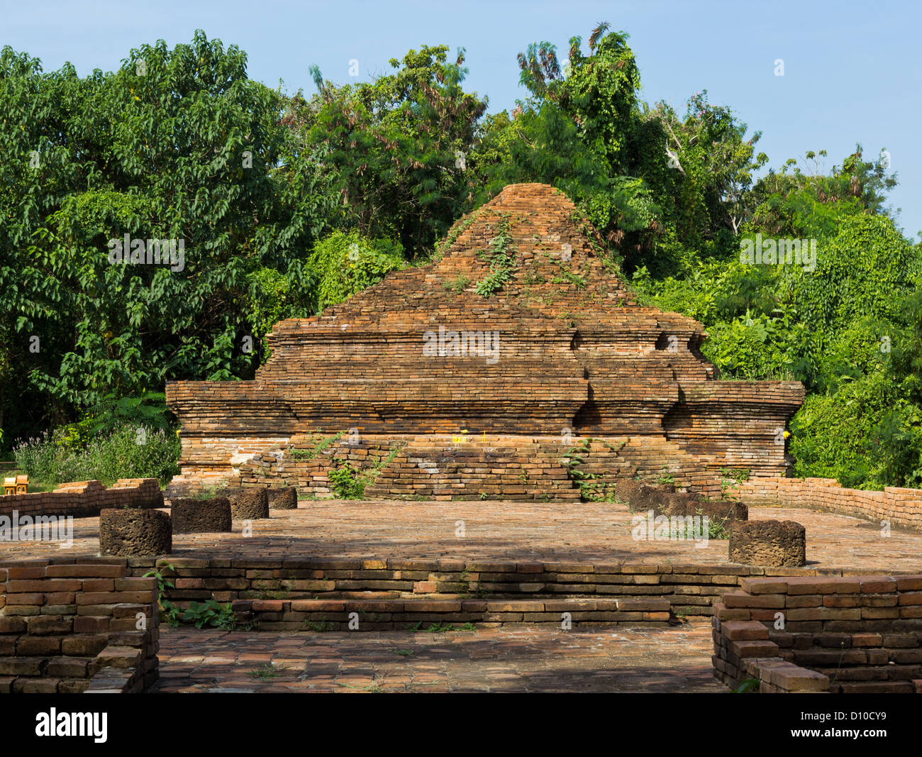 Antigua ruina histórica, atracción turística en Wiang Kum Kam en Chiangmai Tailandia. Foto de stock