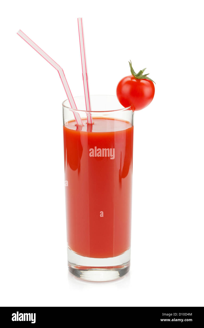 El jugo de tomate en un vaso con la bebida de paja. Aislado sobre fondo blanco. Foto de stock