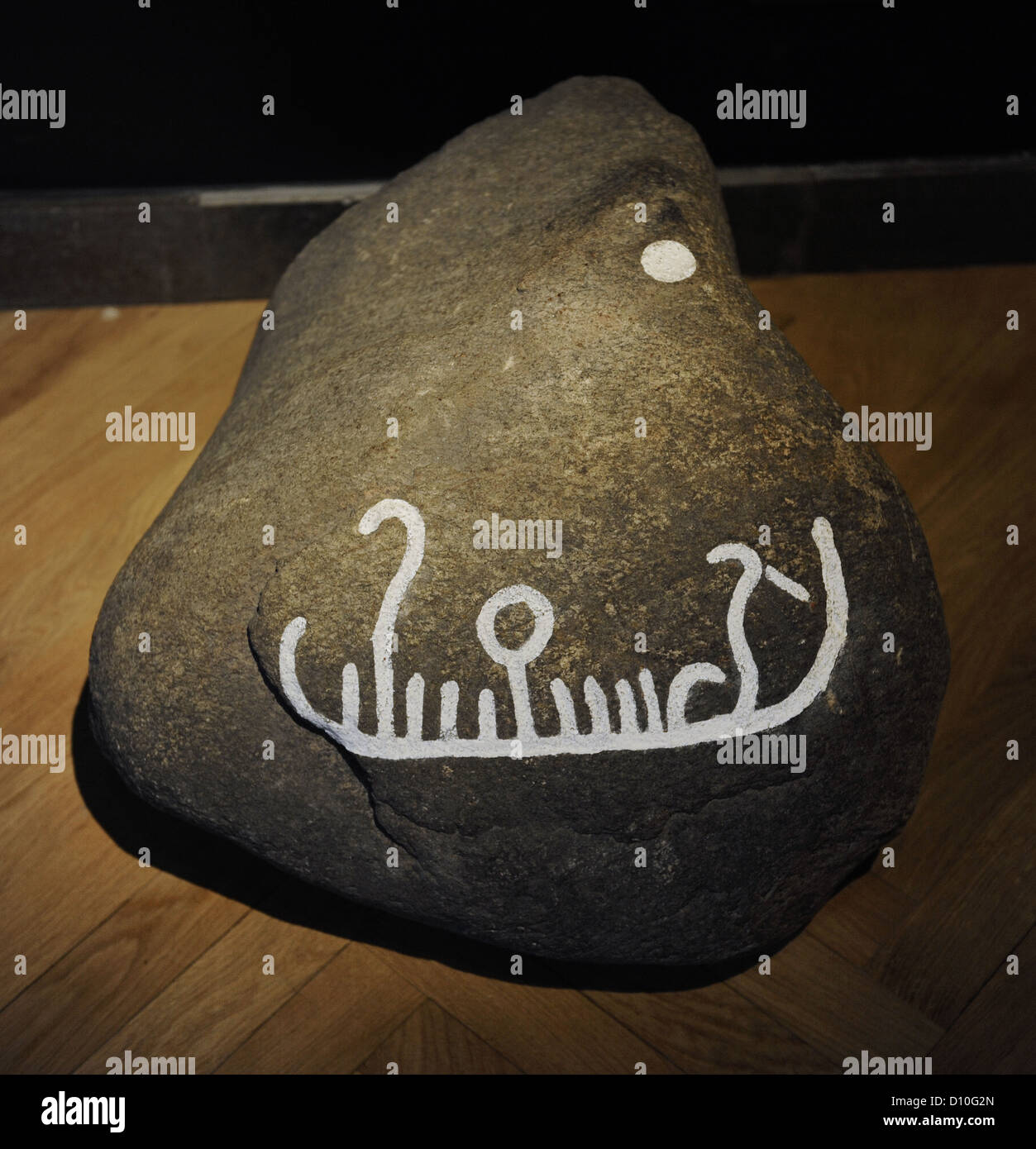 En la prehistoria. La Edad del Bronce. Desde Jaegersborg Dyrehave tallado en la roca. En una imagen de Sun está representada en un stand de un barco. Foto de stock