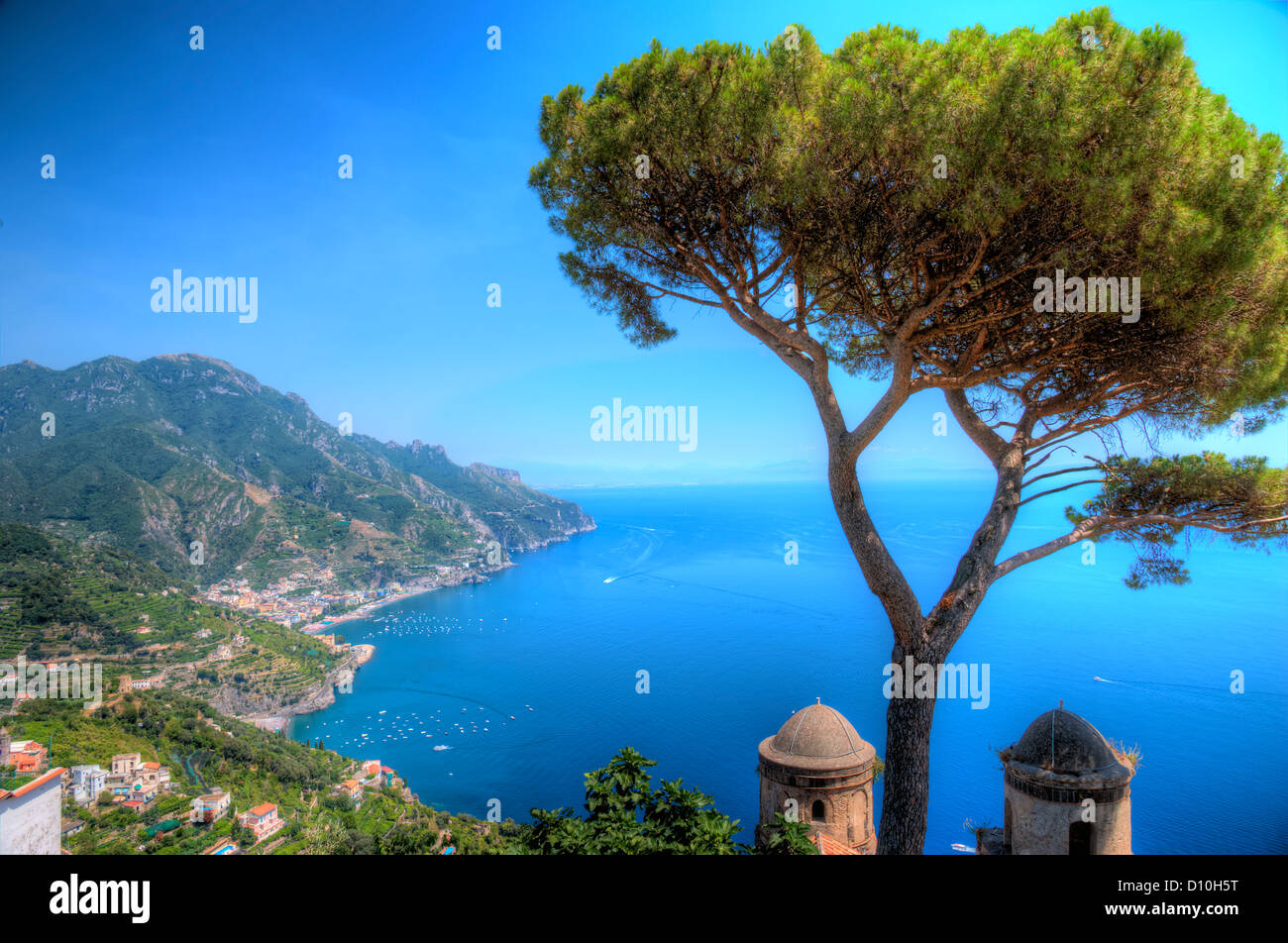 Minori en la línea de costa de Amalfi en Italia. Amalfi es una ciudad y comuna en la provincia de Salerno, en la región de Campania, Ita Foto de stock