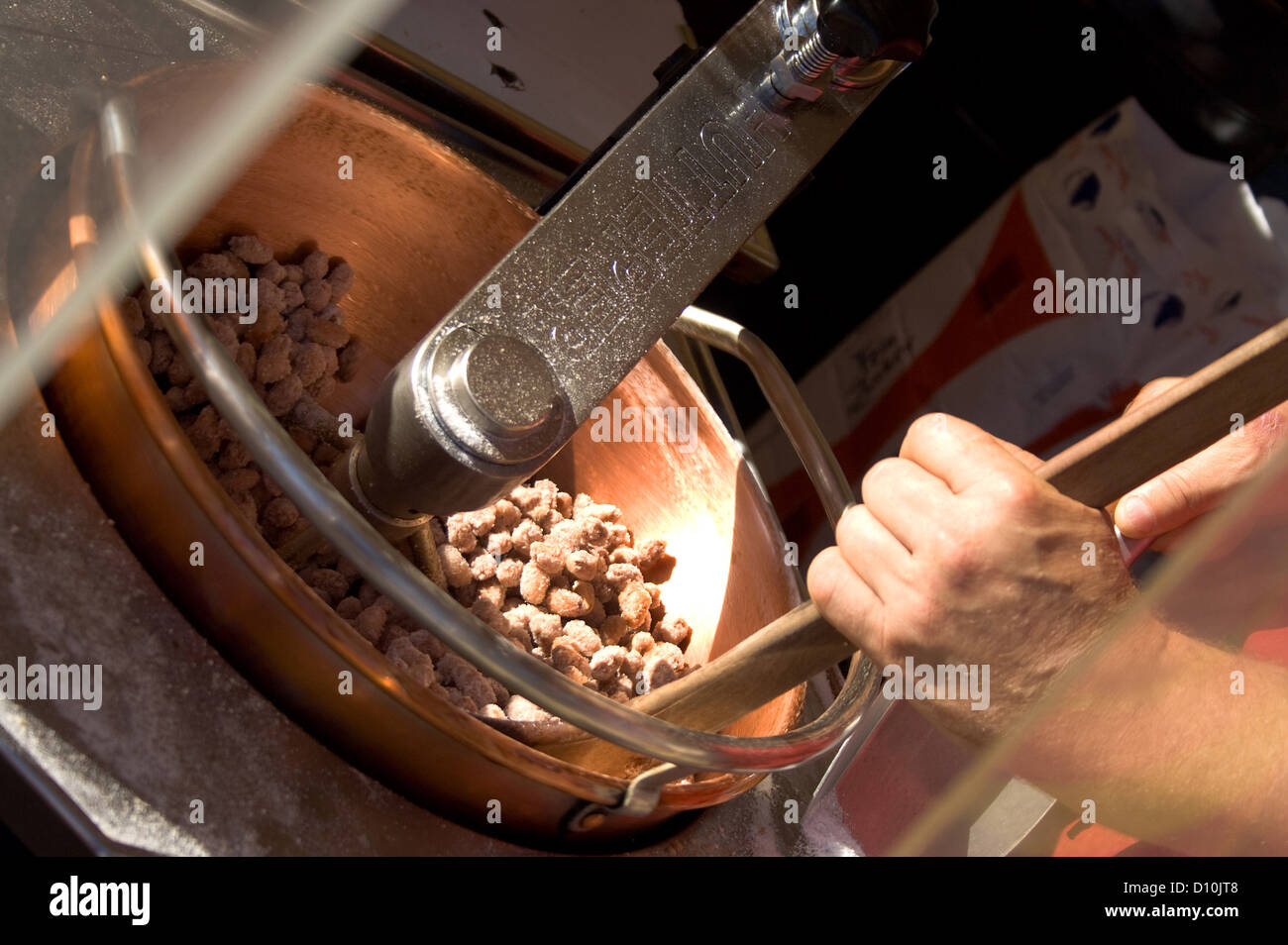 Tostador de almendras fotografías e imágenes de alta resolución - Alamy