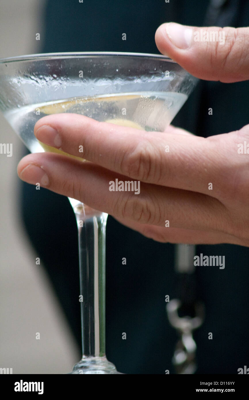 Hombre de 35 años de edad sosteniendo una copa de alcohol martini derivó de vidrio. St Paul MN Minnesota EE.UU. Foto de stock