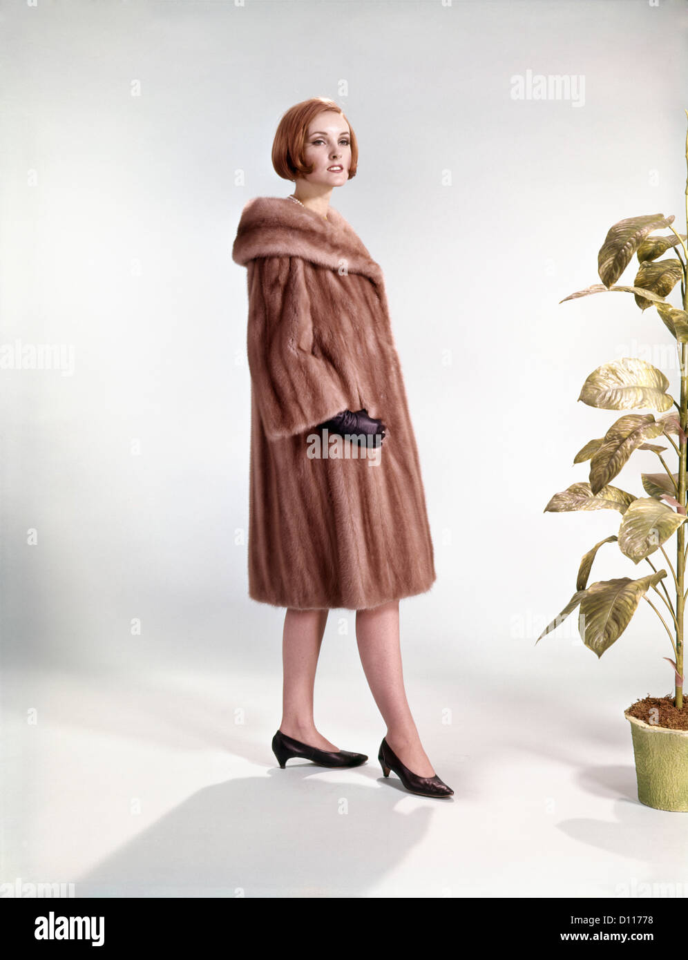 Women wearing mink fur coat fotografías e imágenes de alta resolución -  Alamy