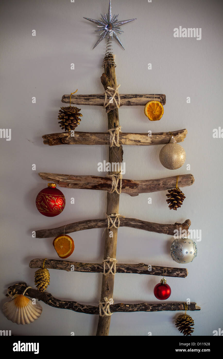 mínimo Oswald Diploma árbol de navidad de madera a la deriva fotografías e imágenes de alta  resolución - Alamy