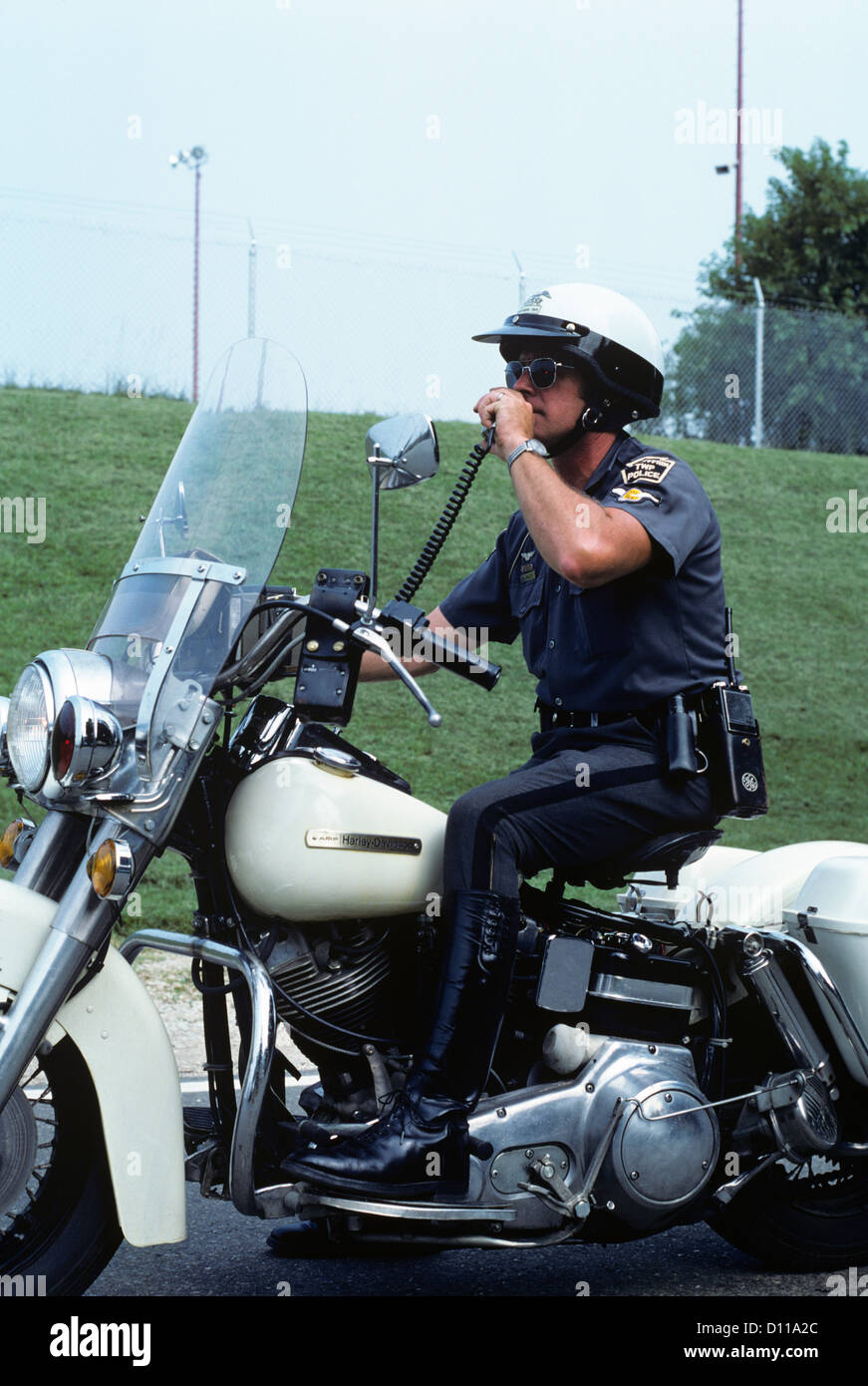 1970 moto oficial de policía hombre hablando por radio portátil Fotografía  de stock - Alamy
