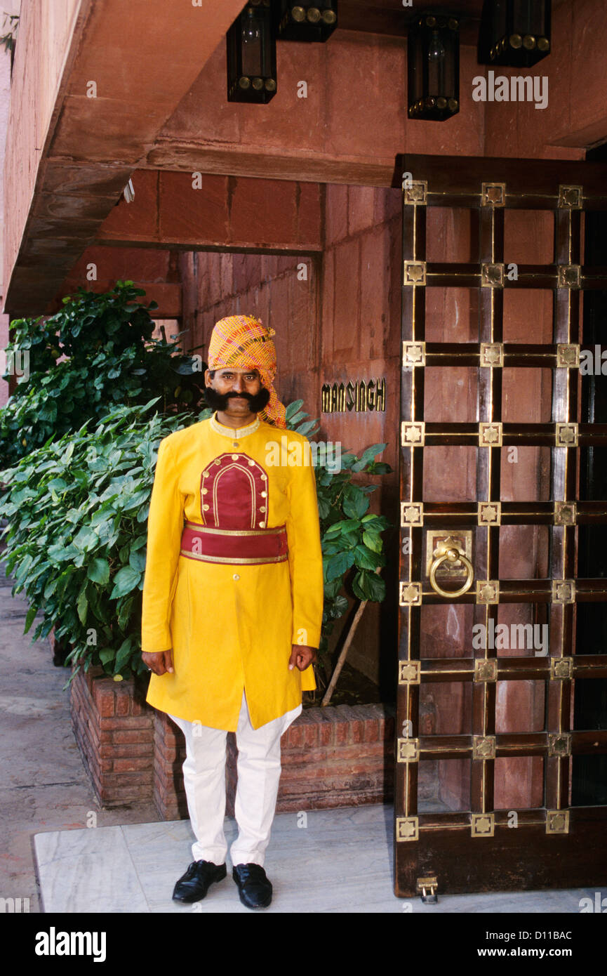 JAIPUR, India portero en túnica amarilla Fotografía de stock - Alamy