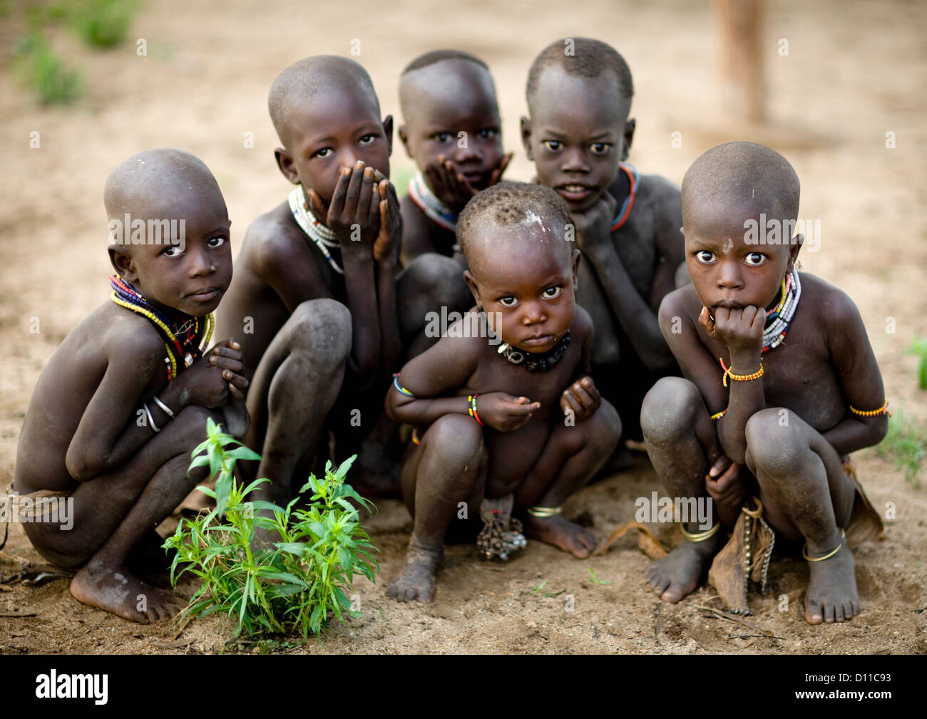 grupo-de-tribu-karo-kids-en-cuclillas-y-mirando-timidamente-en-la-camara-korcho-village-etiopia-d11c93.jpg