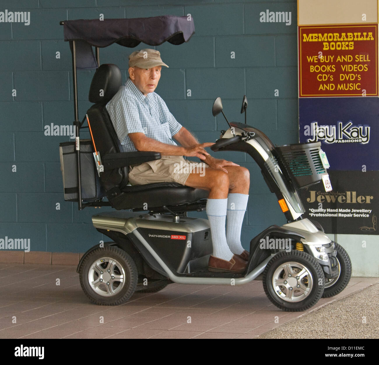 Anciano pensionista -- sobre la movilidad eléctrica scooter en ciudad  pavimento en Australia Fotografía de stock - Alamy