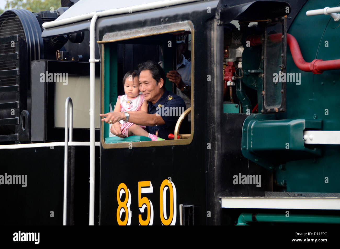 Conductor de tren mantiene joven,Tailandia en el Día del Padre Foto de stock