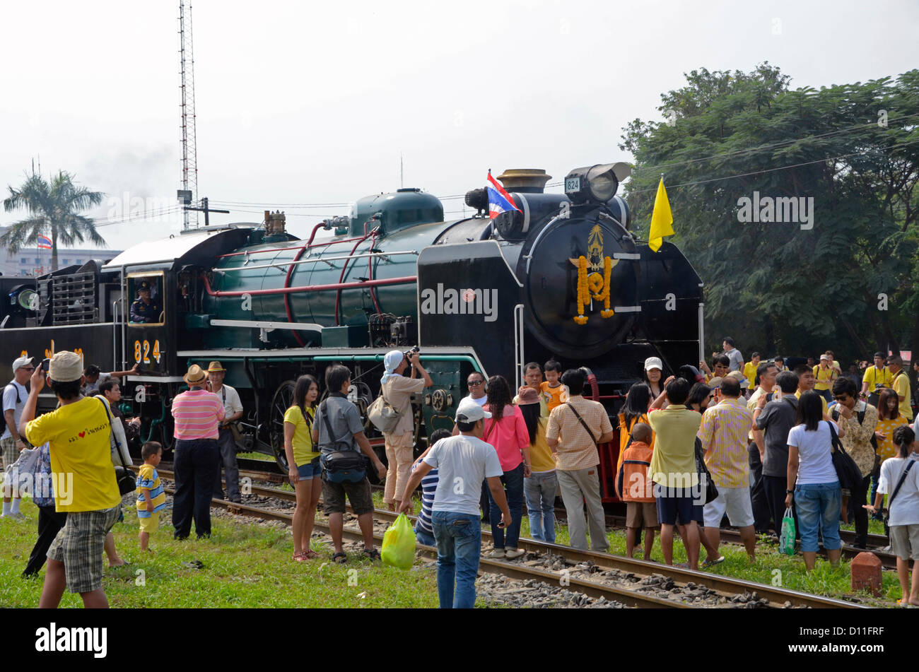Un tren a vapor es saludado en Ayutthaya station en el 85 cumpleaños del Rey Bhumibol Adulyadej. Los japoneses-construido locomotoras vintage sólo se ejecutan en ocasiones auspiciosas. Foto de stock