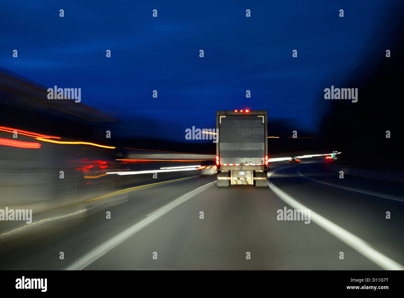 Camión Camión acelerando en la autopista en la noche, EE.UU. Foto de stock
